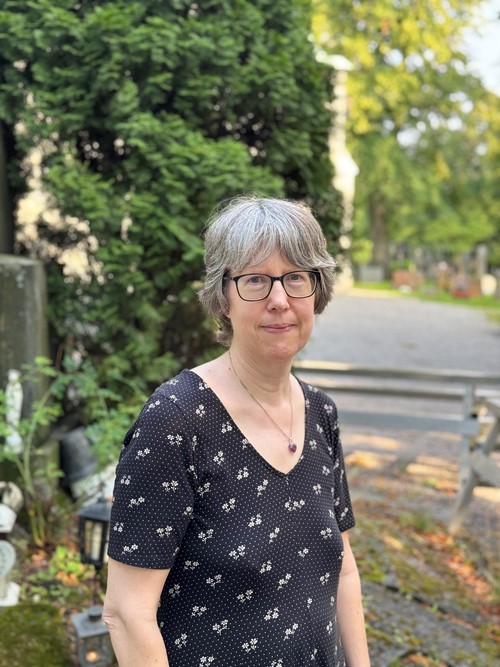 Författarfoto På Kyrkogården 2025 Foto Henrik Dunér